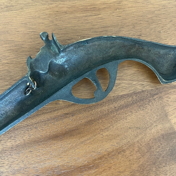 VINTAGE brass pistol wall hanging - Picture 5 of 5